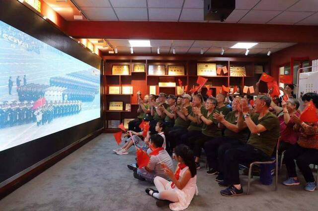 京郊党员干部群众收看新中国成立70周年庆祝大会