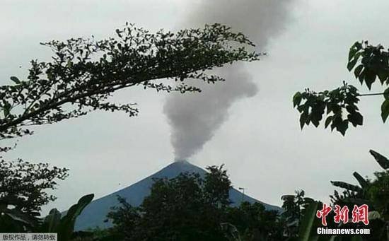 巴布亚新几内亚火山清晨爆发 当地居民再度撤离