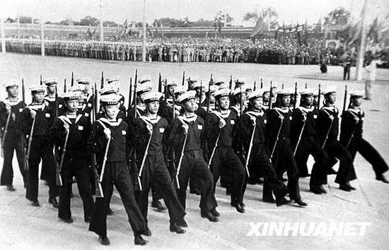 图为1949年10月1日，新组建的中国人民解放军海军方阵通过天安门广场。新华社记者石少华摄