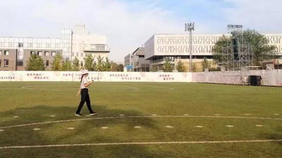 图为王芷嫣独自在第一体育场练习步幅步速，图片由组织训练组组长王东敏提供。