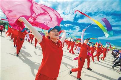 广场舞团队参加国庆群众游行，跳出中国大妈风采