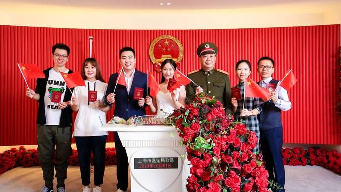 国庆日，上海领证新人收获爱国纪念婚登照，还有老战士颁证