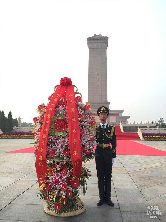 △这是习近平总书记仔细整理过缎带的花篮。（央视记者郭鸿拍摄）