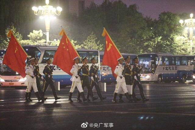 参加国庆阅兵的受阅官兵陆续入场 列队整理着装