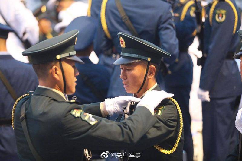 参加国庆阅兵的受阅官兵陆续入场 列队整理着装