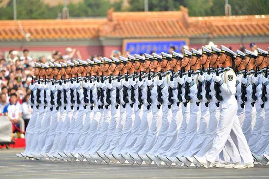 10月1日上午，庆祝中华人民共和国成立70周年大会在北京天安门广场隆重举行。这是受阅的海军方队。新华社记者黄孝邦摄