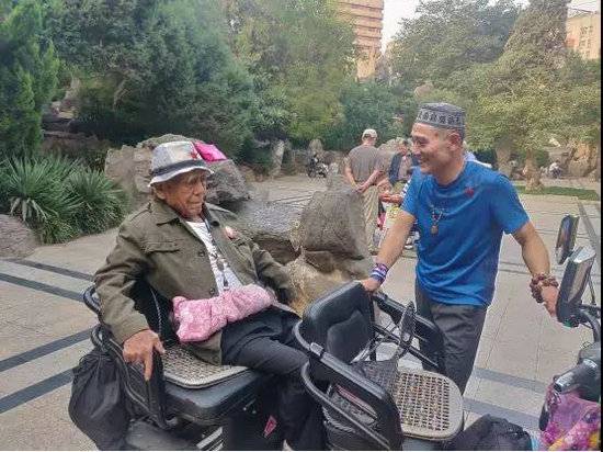 60岁儿子街头为87岁父亲当板凳 原因让人感动