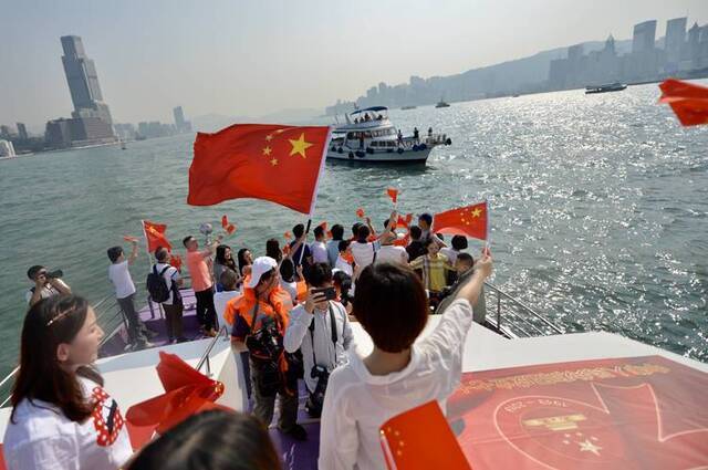 香港市民游船庆祝国庆五星红旗在维多利亚港飘扬