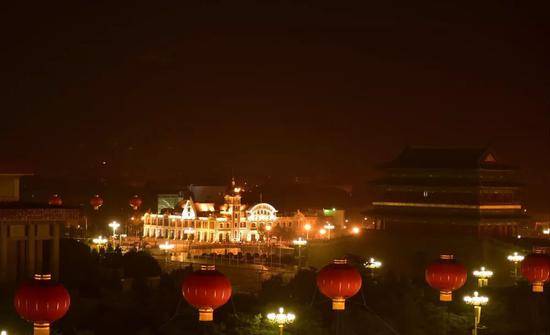  10月1日2时许拍摄的北京夜景。新华社记者朱峥摄