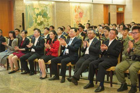 驻港公署全员和香港警队队员一起看国庆阅兵直播