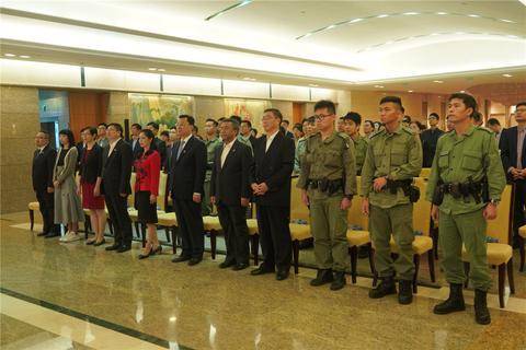 驻港公署全员和香港警队队员一起看国庆阅兵直播