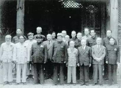 1949年7月5日，新政治协商筹备会常务委员在中南海合影