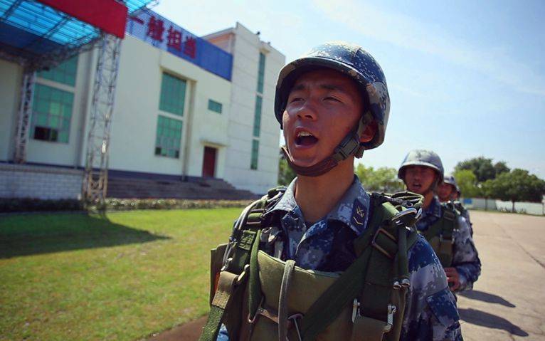 “地震男孩”走上阅兵场，克服腿型、肩膀窄等数重关