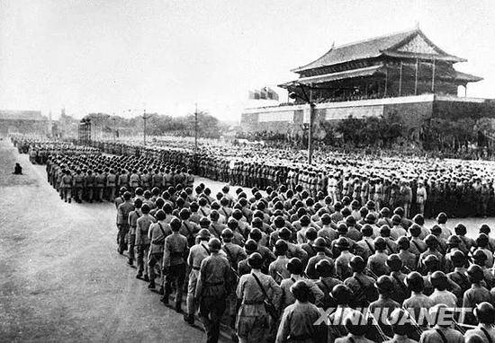  1949年10月1日，中国人民解放军陆军方阵通过天安门广场。新华社发（高粮摄）