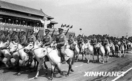  1950年10月1日，中国人民解放军骑兵部队通过天安门广场。在这一年的阅兵式上，1900多匹战马组成的骑兵大队是一大看点。新华社记者石少华摄