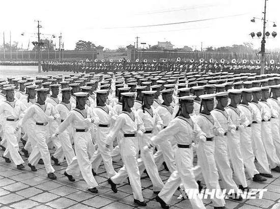  1953年10月1日，中国人民解放军海军学校的方阵参加分列式检阅。新华社记者石少华摄