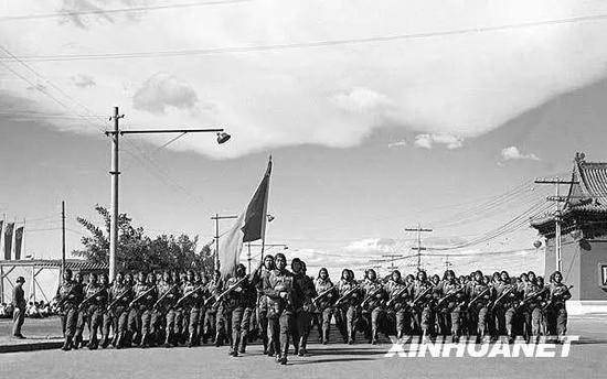  1951年10月1日，中国人民解放军伞兵部队行进在天安门广场。伞兵部队是第一次出现在国庆阅兵式上。新华社记者刘东鳌摄