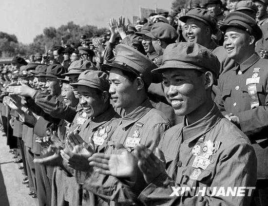 1953年10月1日，抗美援朝战争中凯旋的中国人民志愿军国庆节归国观礼代表团在天安门观礼台上。新华社记者邹健东摄