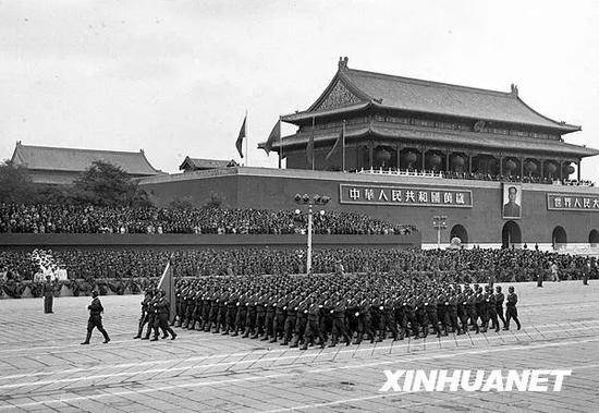 图为1954年10月1日，中国人民解放军航空学院的学员们通过天安门接受检阅。新华社记者吴化学摄