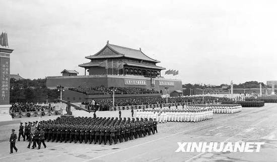 图为中国人民解放军穿着新式军装，以严整的阵容通过天安门广场。新华社记者袁苓摄
