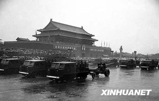 图为中国人民解放军炮兵部队在大雨中通过天安门广场。新华社记者牛畏予摄