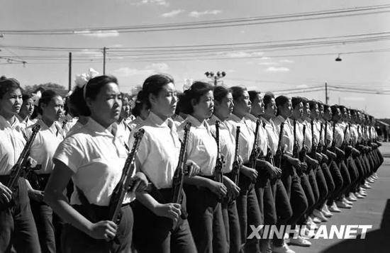 图为女民兵方队通过天安门广场。女民兵方队首次在国庆大阅兵中出现。新华社记者胥志成摄