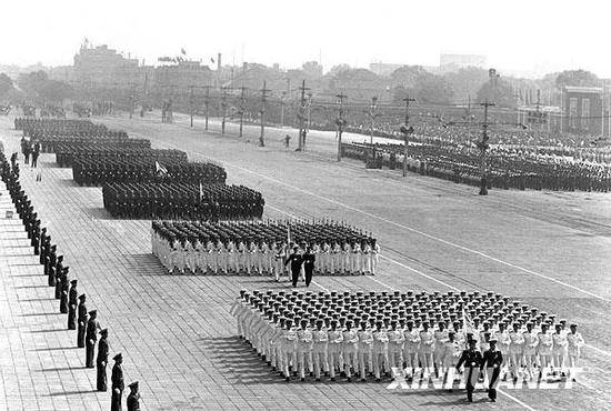 图为中国人民解放军的海、陆军方队通过天安门广场。新华社记者杜修贤摄