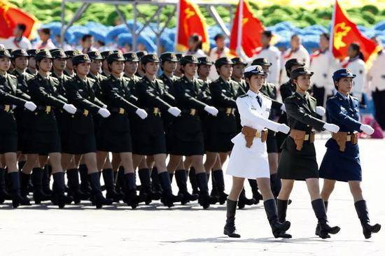  2009年10月1日，北京，首都各界庆祝中华人民共和国成立60周年大会在北京举行。阅兵式上女兵方阵成为一道靓丽风景。图片来源：中国新闻网