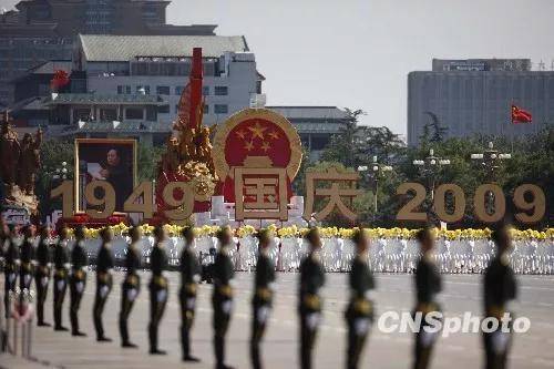 回顾14次国庆阅兵 每个瞬间都成国人记忆中的经典