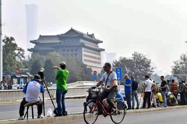 国庆大典市民静候观看阅兵式空中梯队