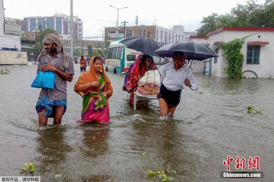 印度连日受暴雨侵袭 北方两省已有逾百人丧命
