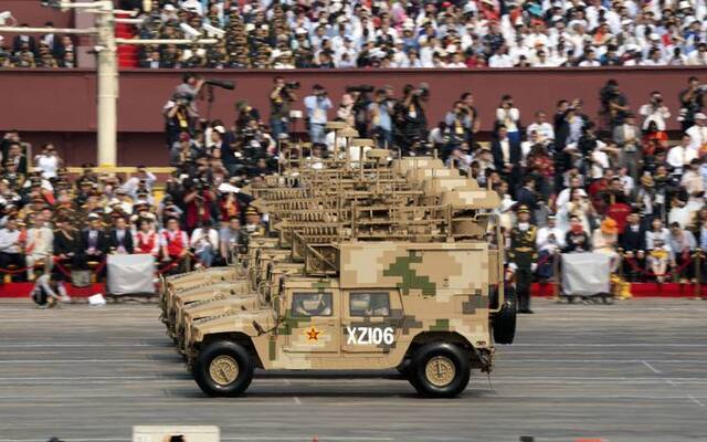 受阅装备展现中国军队“硬实力” 40%首次亮相 组图