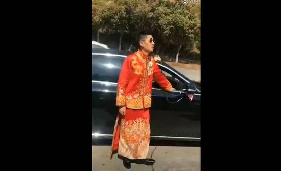 婚都不结了看阅兵式 这位新郎接新娘半路停车(图)