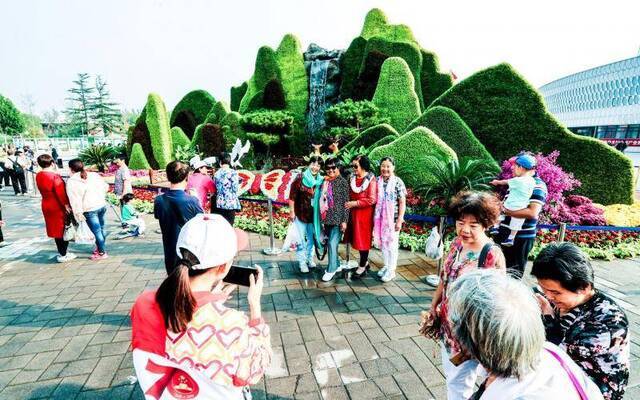 北京丰台举行国庆游园活动，园博园当天迎客3.6万人