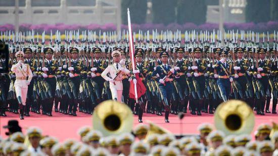 这是国旗护卫队从人民英雄纪念碑基座出发，走向旗杆基座。新华社记者刘大伟摄