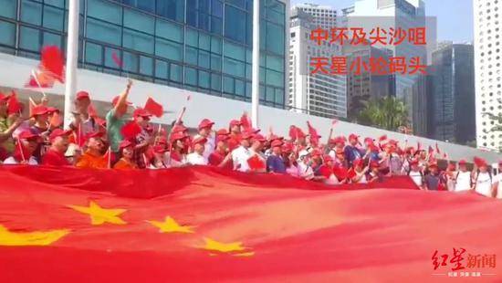 港人过国庆：两千的士挂国旗巡游 万人报名护国旗