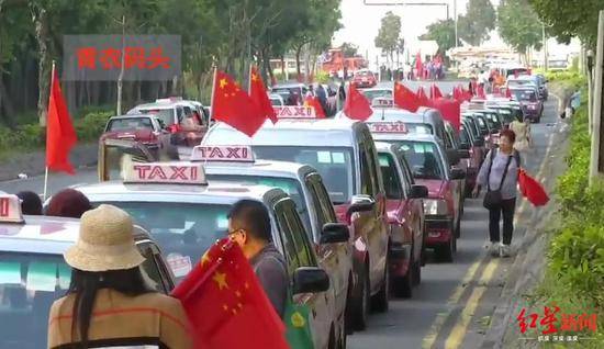 港人过国庆：两千的士挂国旗巡游 万人报名护国旗