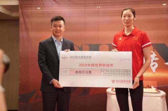 马化腾重奖中国女排300万，全队每人可分10万