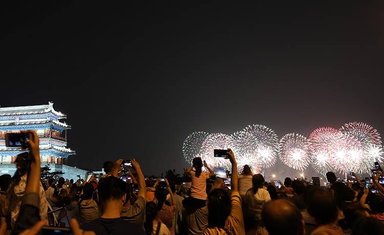 国庆大典国庆之夜京城百姓360度赏“花”