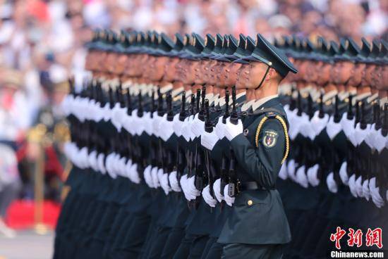 10月1日上午，庆祝中华人民共和国成立70周年大会在北京天安门广场隆重举行。图为受阅的火箭军方队。中新社记者杜洋摄