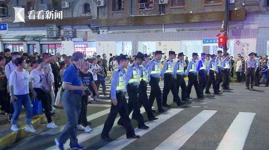 外滩“雨刷式”过马路刷屏 瞬时客流达22万人次