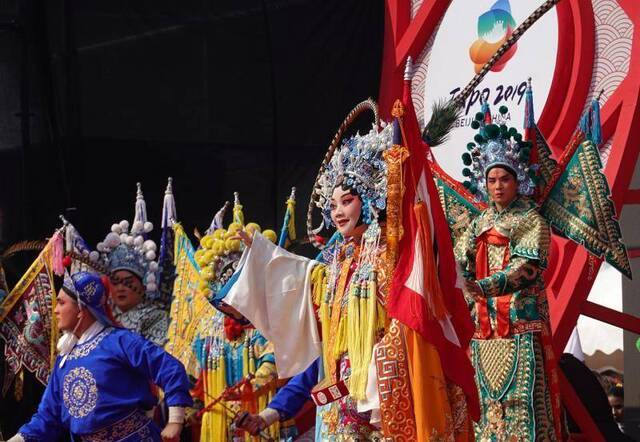 北京国际旅游节开幕，世园会草坪剧场上演盛装表演