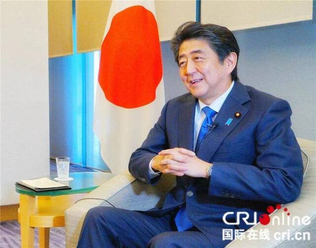 10月2日，日本首相安倍晋三在东京首相官邸接受中央广播电视总台记者专访