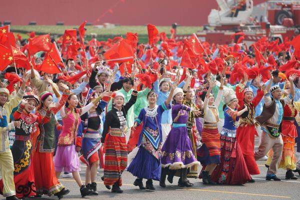 10月1日上午，庆祝中华人民共和国成立70周年大会在北京天安门广场隆重举行。这是群众游行。（杨世尧摄）