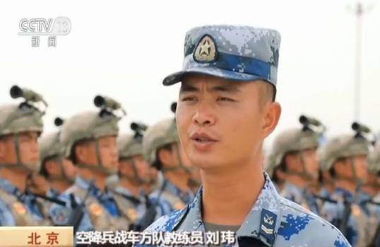 国庆阅兵时 战车方队里有面布满381个弹孔的战旗