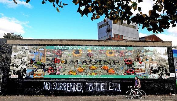 资料图：北爱首府贝尔法斯特“和平墙”上的涂鸦，标语写着“不向欧盟屈服”。来源：IC photo