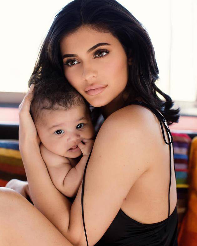 Kylie Jenner与女儿Stormi