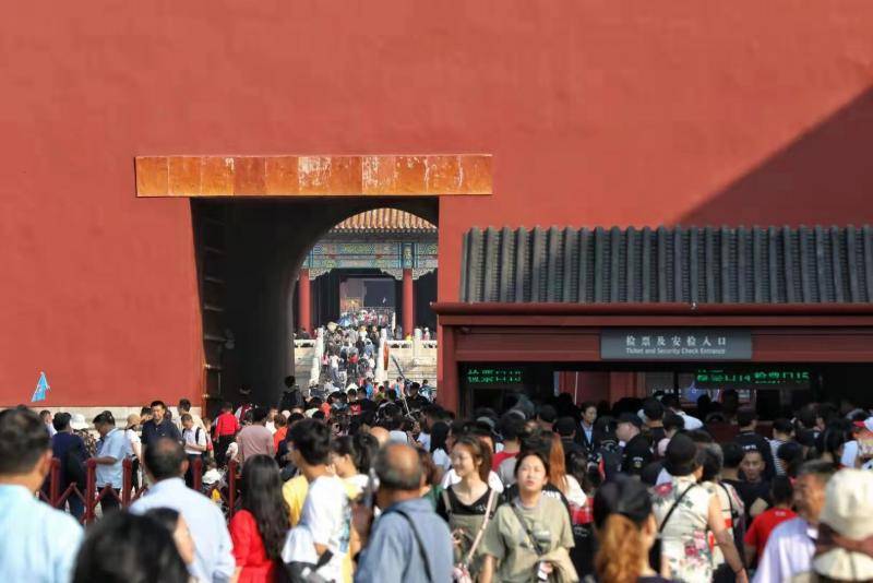 故宫国庆对外开放第二天，游客排起百米长队进宫游览