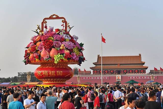 看花篮 赏彩车 天安门广场迎来参观潮