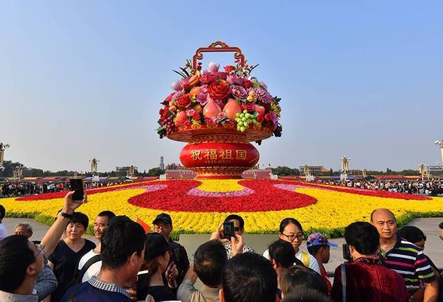 看花篮 赏彩车 天安门广场迎来参观潮